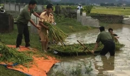 Bộ đội, CSGT dìm mình trong nước vớt lúa gây “bão” mạng xã hội